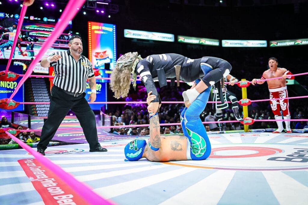 Lucha Libre punishment in Arena Mexico