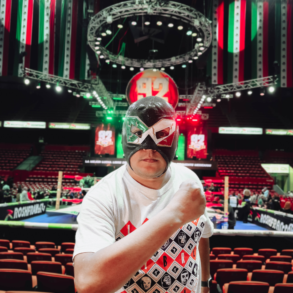 Alexis Sánchez in a lucha libre mask at ringside in Arena México